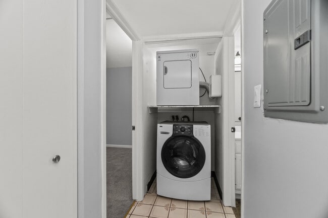 Building Photo - 2310 Woodbridge Way