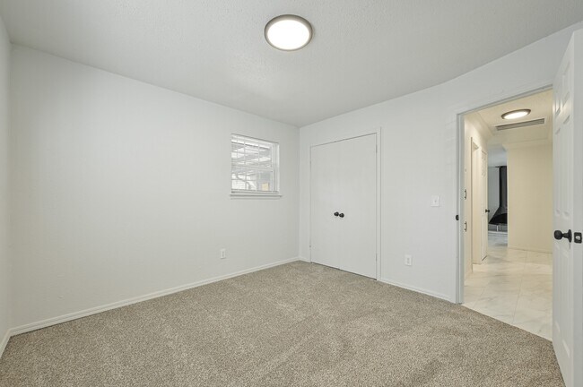 Building Photo - 2525 SE 47th St