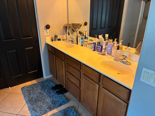 Building Photo - 9226 N 182nd Dr