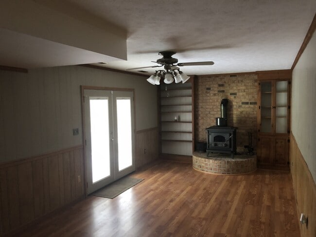 Building Photo - AVAILABLE 7/18/2025 - 4 bedroom house in P...