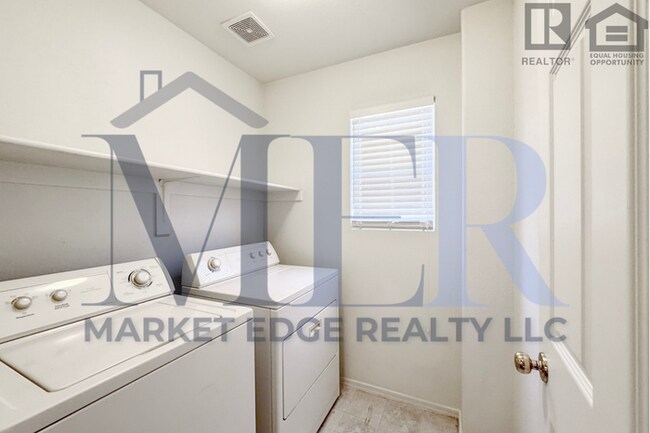 Building Photo - 4Bed/2.5Bath Home at 83rd Ave/Olive Ave! R...