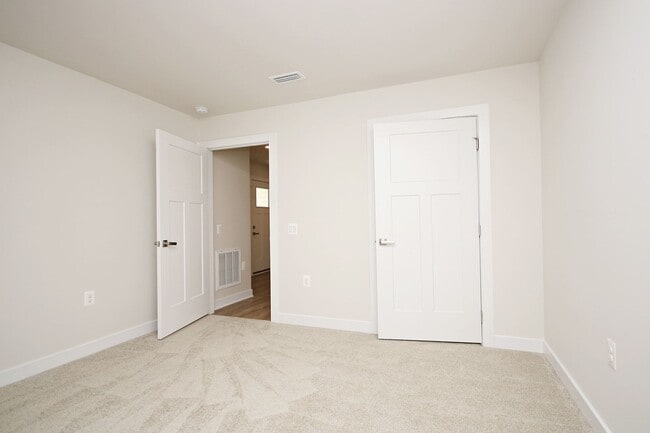 Building Photo - One Level Living With Amenities!