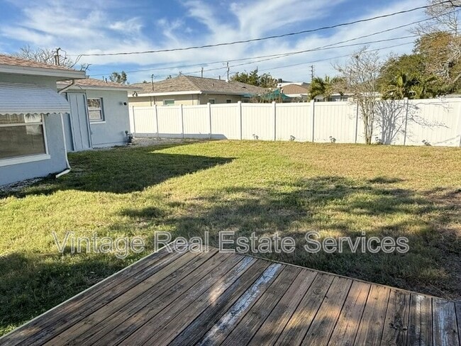 Building Photo - 105 N Aurora Ave