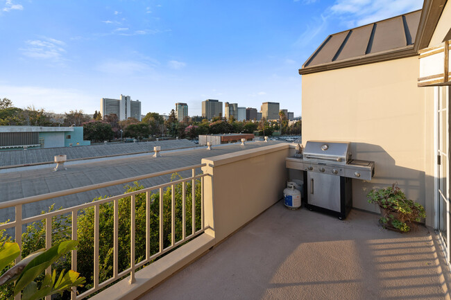 Balcony - 1401 S Bentley Ave