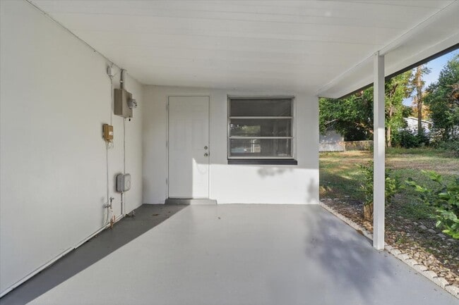 Building Photo - Charming  Florida 2 Bedroom Bungalow with an Additional Bonus/Sunroom, Covered Parking & Patio