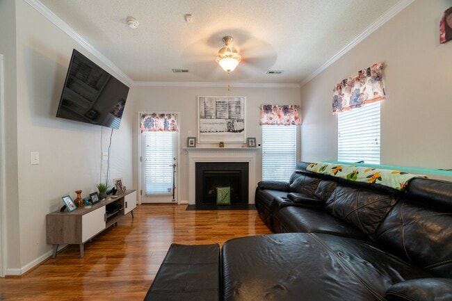 Building Photo - Beautiful townhome in Whitsett NC
