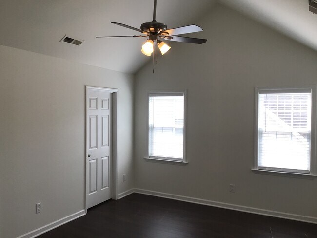 Building Photo - 6682 Knob Hill Ct