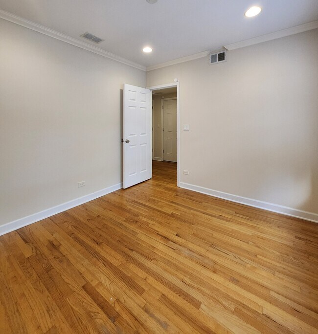 Building Photo - 2856 W Rosemont Ave