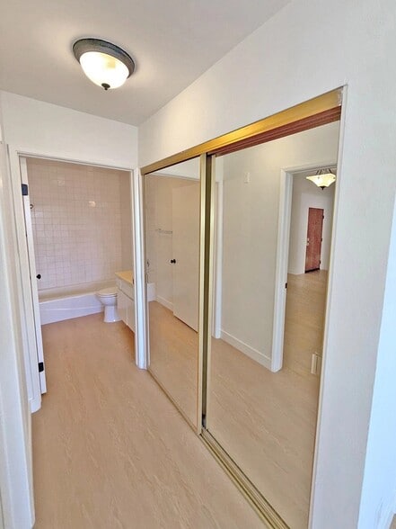 Building Photo - 1321 N Vista St