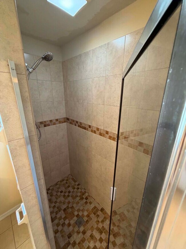 Building Photo - Your Dream Home Awaits in Port Charlotte!