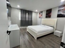 Building Photo - 1432 S Lakeside Dr