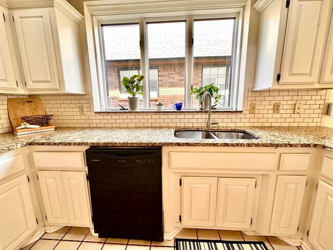 Building Photo - Spacious 4 Bed in Deer Creek - Move in Deposit-Free!(If Qualified)