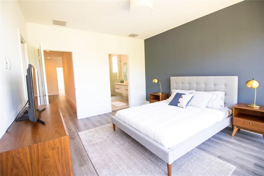 Building Photo - 2465 NE 135th St