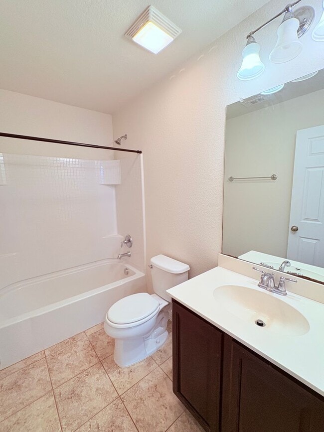 Building Photo - Large Home In Preston Village