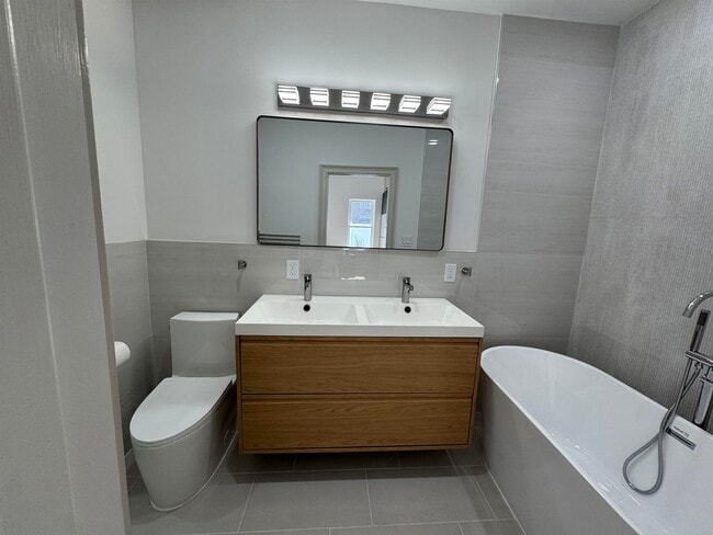 Building Photo - 315 25th St