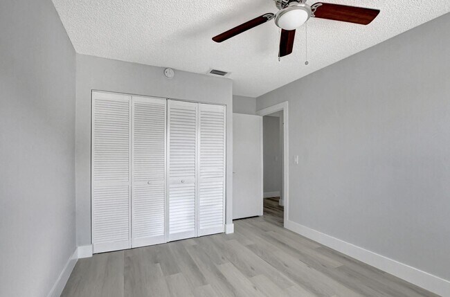 Building Photo - 9632 Saddlebrook Dr
