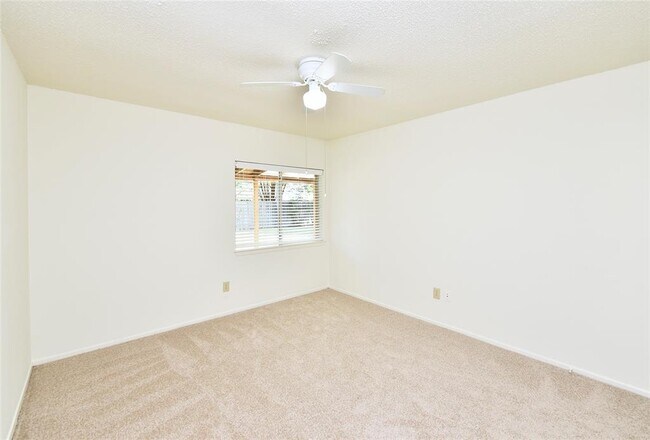 Building Photo - 2035 Shorewood Ln