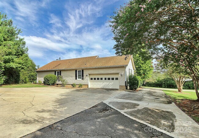 Building Photo - 155 Sunfish Dr