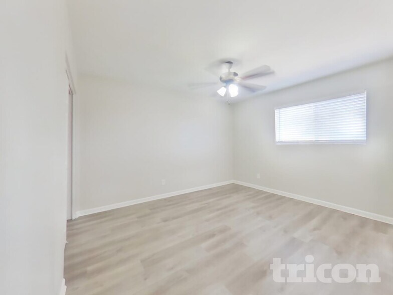 Building Photo - 9215 N 39th Dr