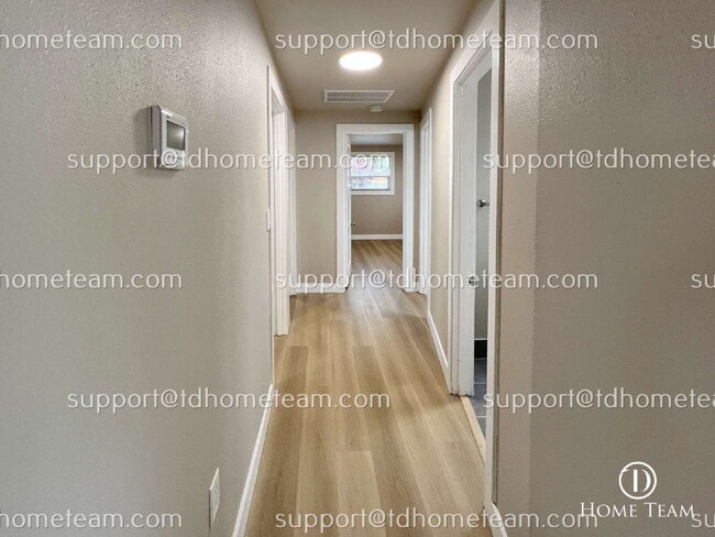 Building Photo - "Charming 4-Bed Haven in Tacoma with Spaci...