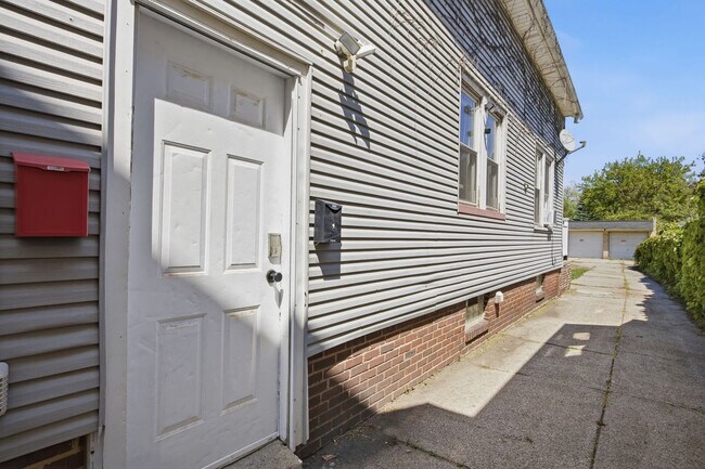 Building Photo - 2121 W 11th St