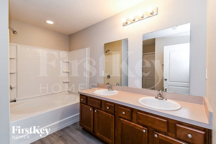 Building Photo - 2037 Tyson Lake Dr