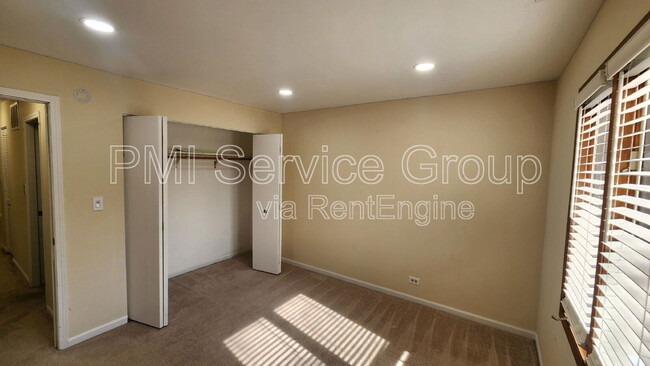 Building Photo - 985 West Ct