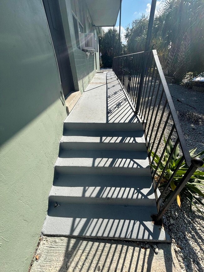 Building Photo - 812 10th St