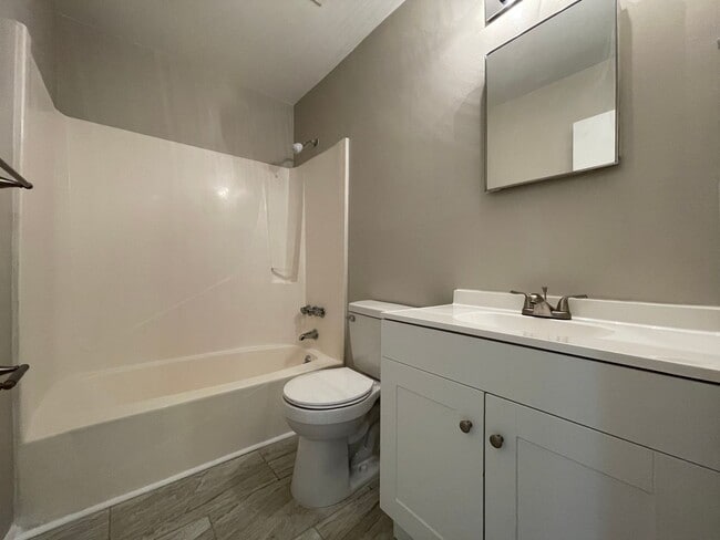 Building Photo - Great Townhouse 2 Bedroom 1.5 Bath in Fort Walton Beach!