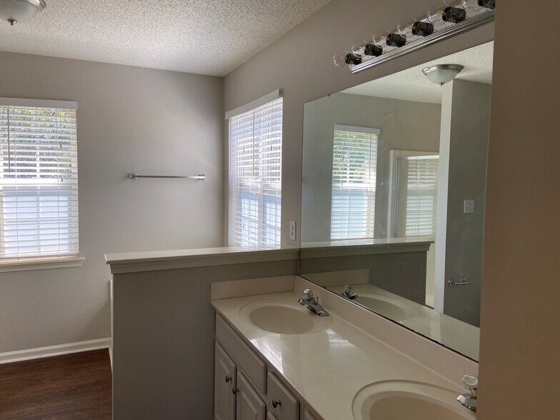 Building Photo - 11632 Larix Dr