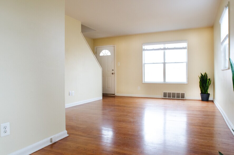 Living Room - 3332 Coolidge Hwy