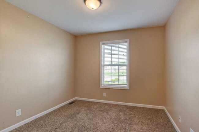 Building Photo - Charming Home Open Floor Plan with Spaciou...