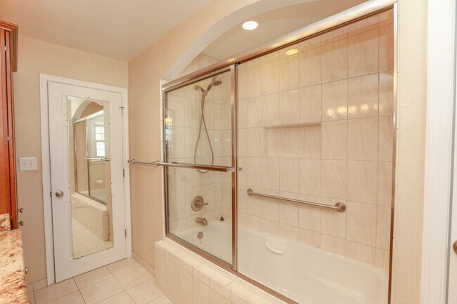 Building Photo - Beautiful for rent home located in central Virginia Beach