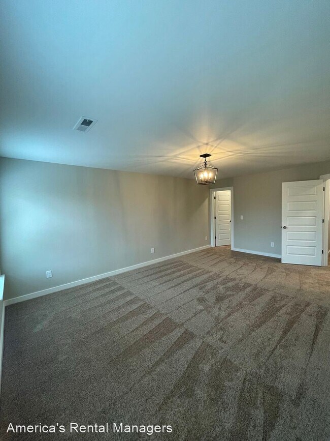 Building Photo - 4 br, 2.5 bath House - 2120 Ellsworth Loop...