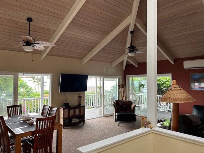 Building Photo - Furnished 3Bed, 2Bath Upstairs of House wi...