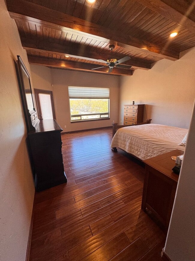 Building Photo - Gorgeous Fully Furnished rental on 1 acre, flexible lease term