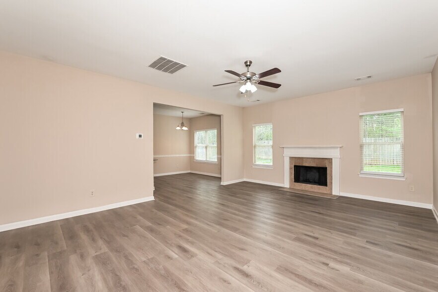 Building Photo - 4075 Whitfield Oak Way NE