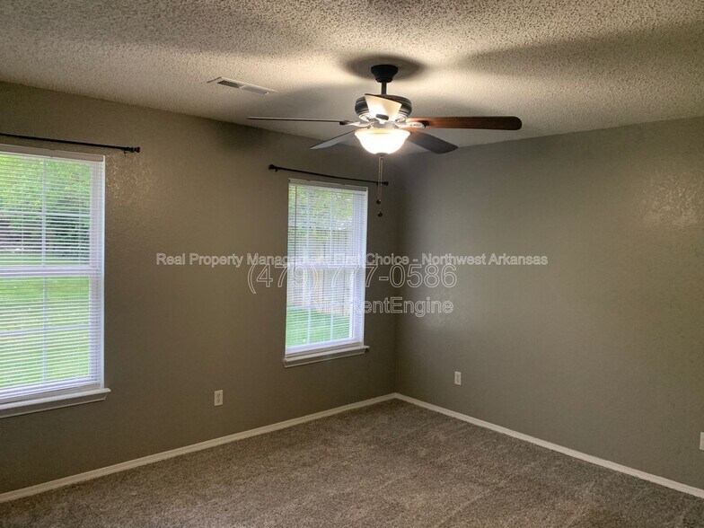 Building Photo - 509 E Pinion St