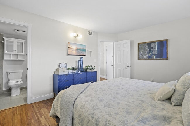 Building Photo - 2936 Lake Shore Dr