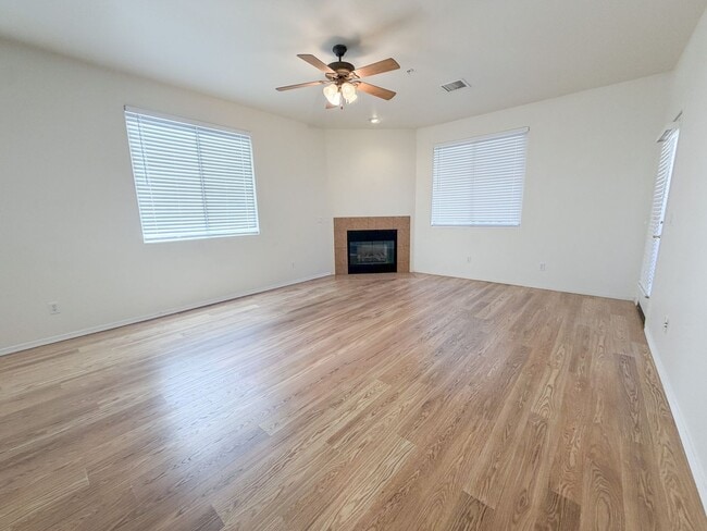 Building Photo - TOWNHOME - COTTONWOOD - VILLAS ON ELM