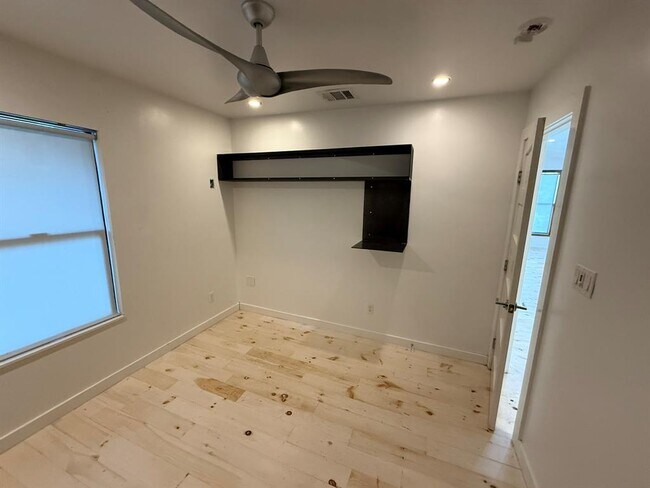 Building Photo - 5411 Manor Rd