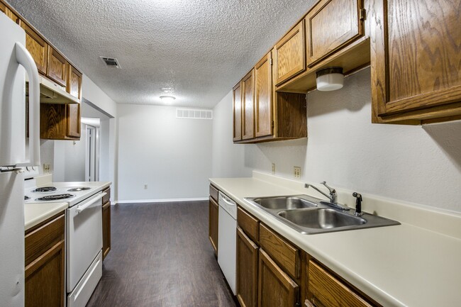 Building Photo - Hulen Park Humble Abode Duplex!