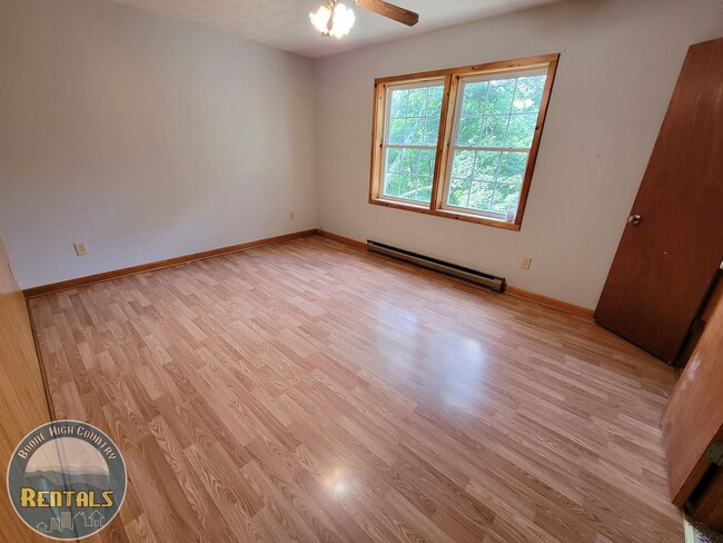 Building Photo - 2bd/1ba Upstairs Duplex Off Howard's Creek