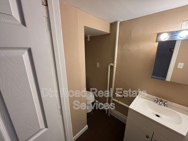 Building Photo - 722 East Ave