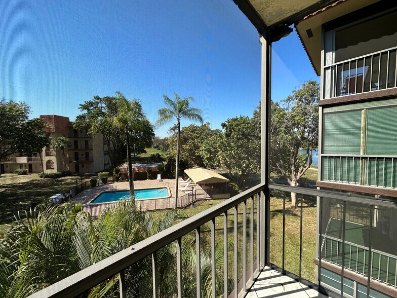 Building Photo - 4158 Inverrary Dr