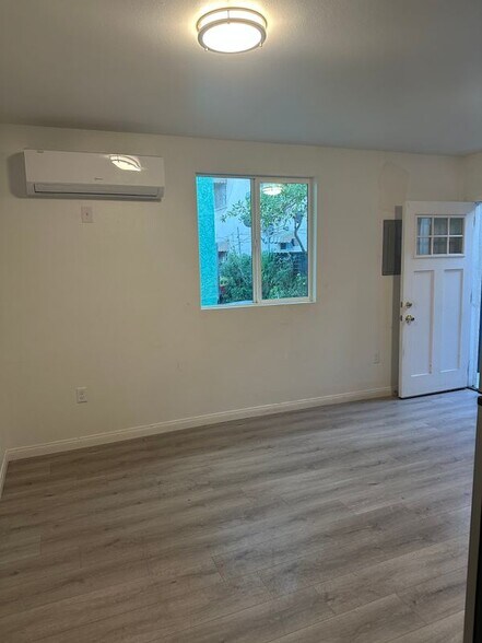 Building Photo - 1351 1/4 East 41st Place