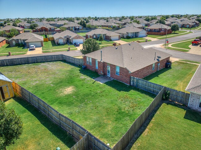 Building Photo - Updated home in Edmond + 3 bed + 2 bath + ...