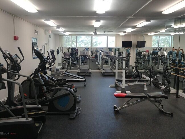 Building Photo - 2655 Collins Ave