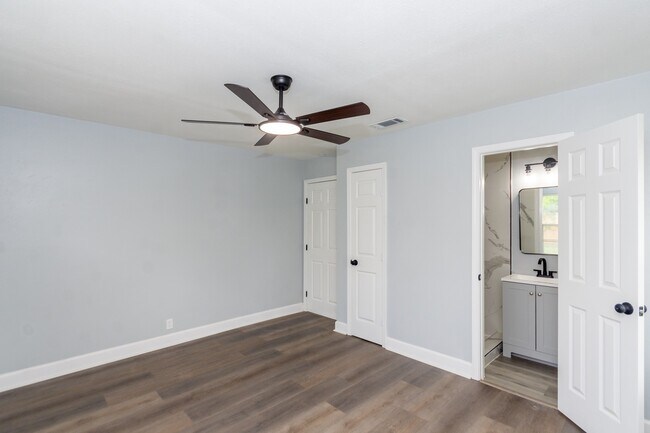 Building Photo - 5429 De Lange Ln