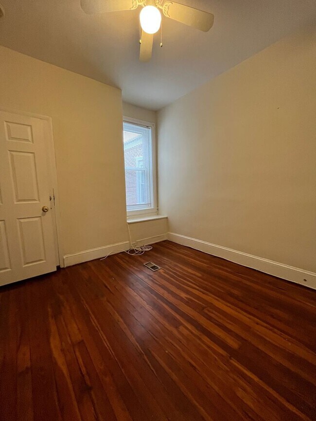 Building Photo - ???Spacious 4 Bedroom 1.5 Bath house locat...
